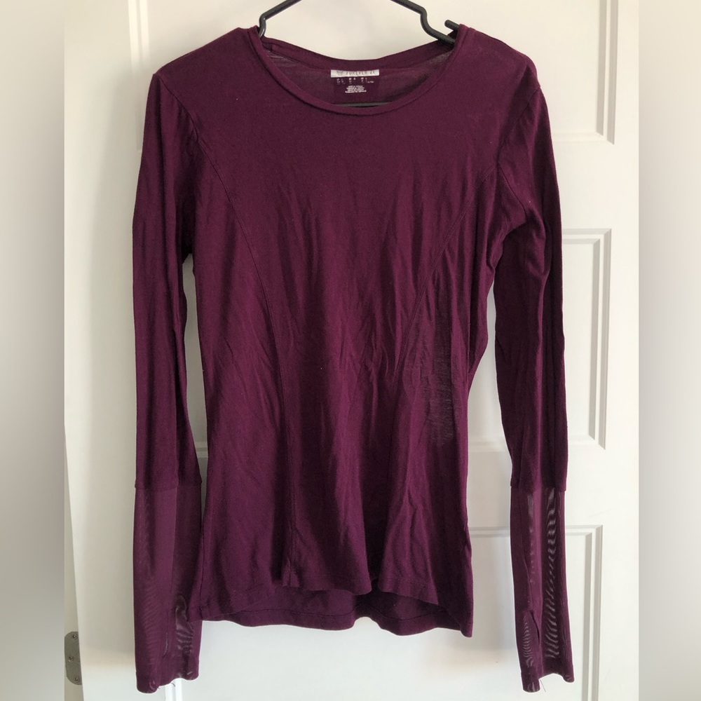 Workout shirt with tumb holes
